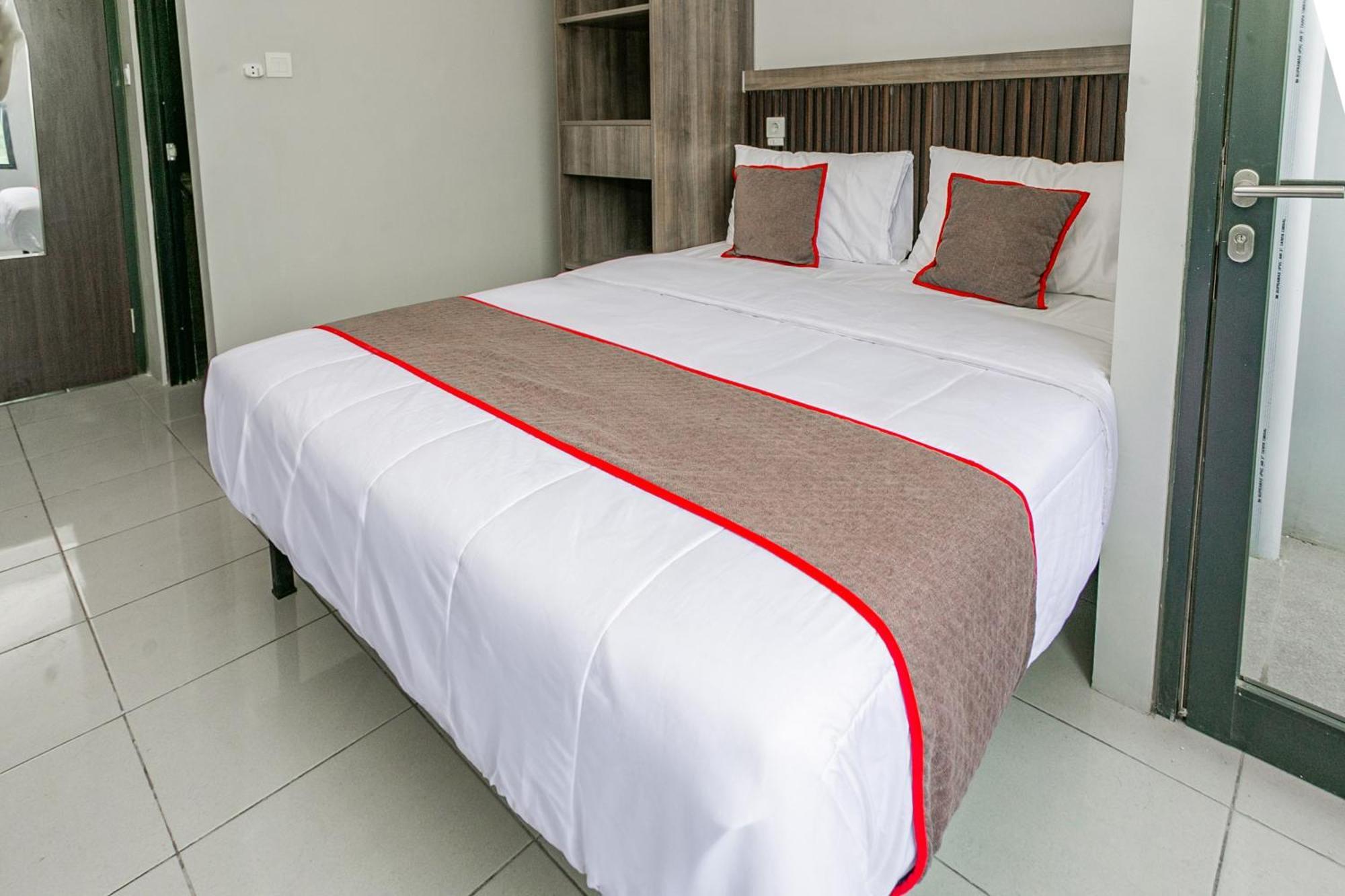 Hotel O Apartment Riverdale Cikarang Near Sgc Mall Bekasi Exterior photo